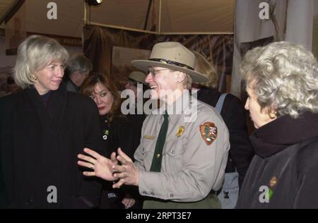 Secretary Gale Norton bereiste die Ausstellungen beim Debüt der Lewis and Clark Bicentennial Traveling Exponate, Corps of Discovery II, in Monticello, Virginia Stockfoto