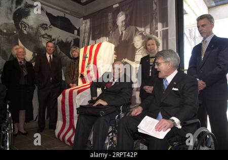 Ex-First Lady Barbara Bush, hinten zweite von links, Ex-Präsident George H.W. Bush, Secretary Gale Norton, Fran Mainella des National Park Service, mit Befürwortern des behinderten Alan Reich und Michael Deland, vorne links nach rechts, bei der Zeremonie im Franklin Delano Roosevelt Memorial, Washington, D.C. Stockfoto