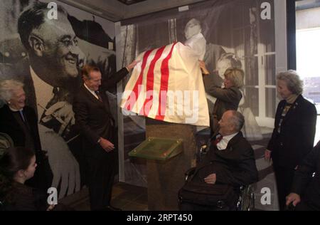 Ehemalige First Lady Barbara Bush, ehemaliger Präsident George H.W. Bush, Secretary Gale Norton, Fran Mainella des National Park Service, hinten links nach rechts, mit Befürworterin des behinderten Alan Reich, vorne, während der Enthüllung der Statue Widmung Panel am Franklin Delano Roosevelt Memorial, Washington, D.C. Stockfoto