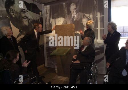 Ehemalige First Lady Barbara Bush, ehemaliger Präsident George H.W. Bush, Secretary Gale Norton, Fran Mainella des National Park Service, hinten links nach rechts, mit Befürwortern für das behinderte Alan Reich und Michael Deland, vorne links nach rechts, während der Veranstaltung im Franklin Delano Roosevelt Memorial, Washington, D.C. Stockfoto