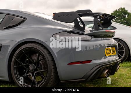 Nahaufnahme des hinteren Endes eines Porsche GT4 Sportwagens auf einer Supersportwagenmesse im Freien in Old Buckenham, Norfolk Stockfoto