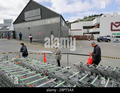 200411 -- WELLINGTON, 11. April 2020 -- Menschen beobachten soziale Distanzierung beim Betreten eines Supermarktes in Wellington, Neuseeland, 11. April 2020. Neuseeland meldete am Samstag 20 neue bestätigte und neun neue Fälle von COVID-19, wodurch die Gesamtzahl der COVID-19-Fälle im Land auf 1.312 gestiegen ist. Neuseeland hat einen nationalen Notstand ausgerufen und ist ab März 25 in eine nationale Sperrung eingetreten. NEUSEELAND-WELLINGTON-COVID-19 GuoxLei PUBLICATIONxNOTxINxCHN Stockfoto