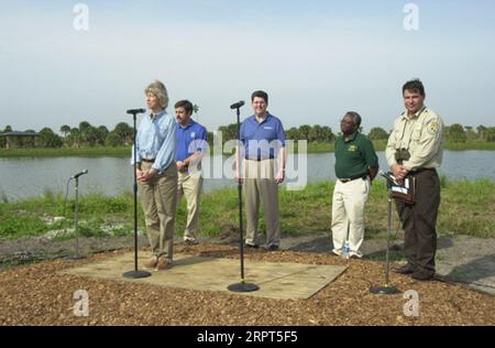 Sekretär Gale Norton, vorne links, Steve Williams vom Fish and Wildlife Service, Patrick Donahoe vom Postal Service, und Craig Manson, Assistant Secretary for Fish and Wildlife and Parks, hinten links nach rechts, im Pelican Island National Wildlife Refuge, Sebastian, Florida Centennial Events Stockfoto