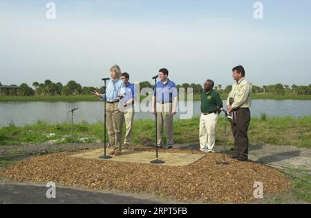 Sekretär Gale Norton, vorne links, Steve Williams vom Fish and Wildlife Service, Patrick Donahoe vom Postal Service, und Craig Manson, Assistant Secretary for Fish and Wildlife and Parks, hinten links nach rechts, im Pelican Island National Wildlife Refuge, Sebastian, Florida Centennial Events Stockfoto