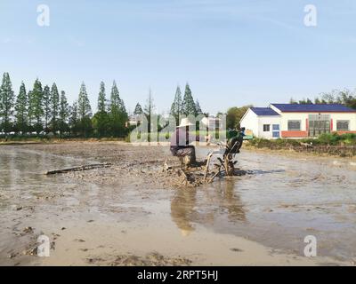 200411 – HUARONG, 11. April 2020 – Ein Landwirt arbeitet mit einer Maschine im Feld in der Stadt Wanyu im Huarong County, Provinz Hunan in Zentralchina, 9. April 2020. CHINA-HUNAN-FARMING CN ZhouxNan PUBLICATIONxNOTxINxCHN Stockfoto