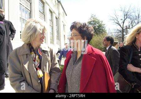 Sekretär Gale Norton, vorne links, im Gespräch mit dem Direktor des Office of Personnel Management, Kay Coles James, Center, bei der Zeremonie des Department of InteriorSouth Building, bei der Mitarbeiter des Innenministeriums die 101. Airborne Division der US-Armee und die 10. Mountain Division als Anlaufpunkte für Freiwilligenaktivitäten im Namen von Angehörigen der Militärfamilie in Kriegszeiten adoptierten Stockfoto