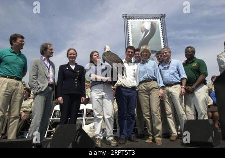 Beamte im Pelican Island National Wildlife Refuge, Sebastian, Florida, Hundertjahrfeier, einschließlich John Berry, National Fish and Wildlife Foundation, ganz links, Henrietta Holsman Fore, dritter von links, Dave Weldon, fünfter Linker, Secretary Gale Norton, William Horn, Craig Manson Stockfoto