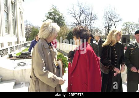 Sekretär Gale Norton, vorne links, im Gespräch mit dem Direktor des Office of Personnel Management, Kay Coles James, Center, bei der Zeremonie des Department of InteriorSouth Building, bei der Mitarbeiter des Innenministeriums die 101. Airborne Division der US-Armee und die 10. Mountain Division als Anlaufpunkte für Freiwilligenaktivitäten im Namen von Angehörigen der Militärfamilie in Kriegszeiten adoptierten Stockfoto