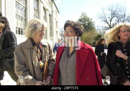 Sekretär Gale Norton, vorne links, im Gespräch mit dem Direktor des Office of Personnel Management, Kay Coles James, Center, bei der Zeremonie des Department of InteriorSouth Building, bei der Mitarbeiter des Innenministeriums die 101. Airborne Division der US-Armee und die 10. Mountain Division als Anlaufpunkte für Freiwilligenaktivitäten im Namen von Angehörigen der Militärfamilie in Kriegszeiten adoptierten Stockfoto