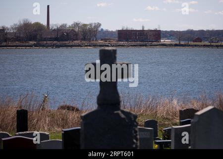 News Bilder des Tages 200411 -- NEW YORK, 11. April 2020 -- Eine große Grabgrube und verlassene Gebäude sind auf Hart Island zu sehen, wo einige der COVID-19-Opfer begraben sind, in New York, USA, 11. April 2020. Die Zahl der Todesopfer durch COVID-19 in den Vereinigten Staaten übertraf die Zahl in Italien am Samstag und erreichte 19.701 1735 von 506.188 Fällen, Stand: 35 Uhr (GMT), laut Daten der Johns Hopkins University. Foto von Michael Nagle/Xinhua U.S.-NEW YORK-COVID-19-TODESOPFER WangxYing PUBLICATIONxNOTxINxCHN Stockfoto