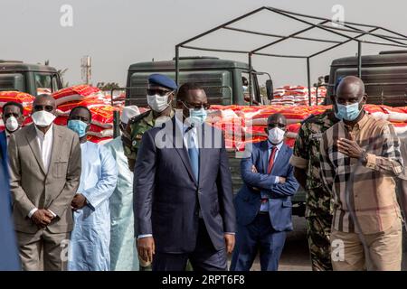 News Bilder des Tages Coronavirus in Senegal, Präsident Macky Sall startete Hilfslieferungen 200412 -- DAKAR, 12. April 2020 Xinhua -- der senegalesische Präsident Macky Sall C inspiziert die Fracht von Lebensmitteln für Familien, die von COVID-19 betroffen sind, im autonomen Hafen Dakar, Senegal, 11. April 2020. Der senegalesische Präsident Macky Sall startete am Samstag eine Nahrungsmittellieferungsaktion in den Regionen des autonomen Hafens Dakar als Teil der Hilfe für die von COVID-19 betroffenen Haushalte. Sall initiierte das Nahrungsmittelhilfeprogramm mit einem Budget von 69 Milliarden Francs CFA rund 114 Millionen US-Dollar, das dr. Stockfoto