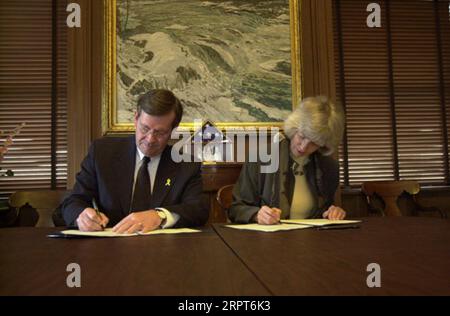 Utah Gouverneur Mike Leavitt, links, und Secretary Gale Norton unterzeichneten Memorandum of Understanding im Hauptquartier des Innenministeriums über die Anwendung des Gesetzes von 1866, das Wegerechte für eine mögliche Straßenentwicklung auf dem Bureau of Land Management Lands anerkennt Stockfoto