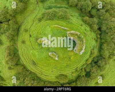 Die Ruinen von Shanid Castle in County Limerick, einer wichtigen anglo-normannischen Festung, zertrümmerten die Schale eines polygonalen Turms, einer großen Erdmotte Stockfoto