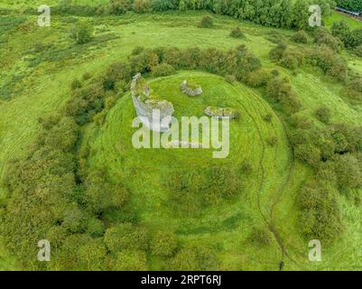 Die Ruinen von Shanid Castle in County Limerick, einer wichtigen anglo-normannischen Festung, zertrümmerten die Schale eines polygonalen Turms, einer großen Erdmotte Stockfoto