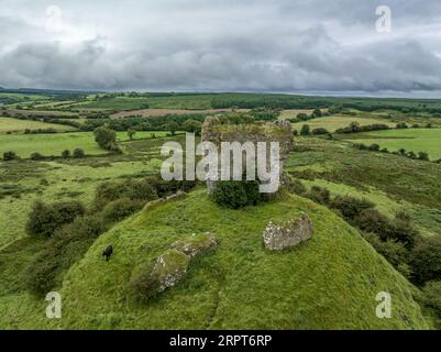 Die Ruinen von Shanid Castle in County Limerick, einer wichtigen anglo-normannischen Festung, zertrümmerten die Schale eines polygonalen Turms, einer großen Erdmotte Stockfoto