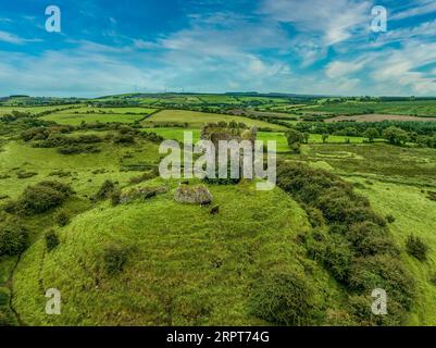 Die Ruinen von Shanid Castle in County Limerick, einer wichtigen anglo-normannischen Festung, zertrümmerten die Schale eines polygonalen Turms, einer großen Erdmotte Stockfoto