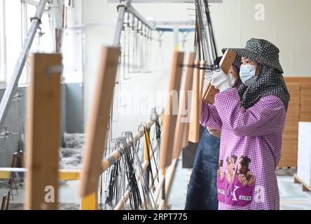 200412 -- ZHENGHE, 12. April 2020 -- Arbeiter stellen am 11. April 2020 Bambusprodukte in einer Fabrik im Zhenghe County in der südöstlichen chinesischen Provinz Fujian her. Das Zhenghe County, bekannt als Bambushandwerksstadt in China, fördert aktiv die Entwicklung der Bambusindustrie mit seinem 460.000 mu großen, rund 30.667 Hektar großen Bambuswald. Heute gibt es etwa 220 Unternehmen mit mehr als 50.000 Beschäftigten in der Bambusindustrie. Im Jahr 2019 erreichte der Gesamtproduktionswert der Bambusindustrie im County 4,379 Milliarden Yuan, etwa 0,62 Milliarden US-Dollar, mit einem Exportproduktwert von 876 Millionen Yuan Stockfoto