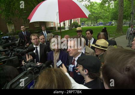 Secretary Gale Norton, Center, mit Pennsylvania Senator Arlen Specter rechts, sprach mit Reportern während eines Besuchs in Philadelphia, Pennsylvania für eine Tour durch die Chestnut Street Gegend um die Independence Hall. Das Foto wurde für die Vorbereitung des Interior-Videos zur Norton-Amtszeit ausgewählt Stockfoto