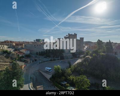 Aus der Vogelperspektive auf Torija mittelalterliche feudale Burg in der Provinz Guadalajara Spanien gebaut von den Tempelrittern. Rechteckige Struktur mit 3 runden Türmen Stockfoto