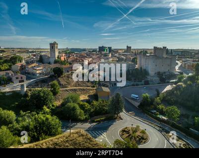 Aus der Vogelperspektive auf Torija mittelalterliche feudale Burg in der Provinz Guadalajara Spanien gebaut von den Tempelrittern. Rechteckige Struktur mit 3 runden Türmen Stockfoto