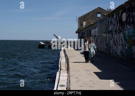 Almada, Portugal. 27. August 2023. Die Leute sahen zu Fuß in der alten Hafengegend der Stadt Almada. Am Südufer des Tejo gelegen, ist Almada der beste Aussichtspunkt über die Stadt Lissabon, mit der Burg, dem Panoramaaufzug von Boca do Vento und der Statue von Christus dem König, die 1959 erbaut wurde. Sie werden als Aussichtspunkte verwendet. (Foto: Jorge Castellanos/SOPA Images/SIPA USA) Credit: SIPA USA/Alamy Live News Stockfoto