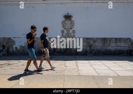 Almada, Portugal. 27. August 2023. Die Menschen sahen einen Spaziergang in der Nähe eines antiken Brunnens in der Stadt Almada. Am Südufer des Tejo gelegen, ist Almada der beste Aussichtspunkt über die Stadt Lissabon, mit der Burg, dem Panoramaaufzug von Boca do Vento und der Statue von Christus dem König, die 1959 erbaut wurde. Sie werden als Aussichtspunkte verwendet. (Foto: Jorge Castellanos/SOPA Images/SIPA USA) Credit: SIPA USA/Alamy Live News Stockfoto