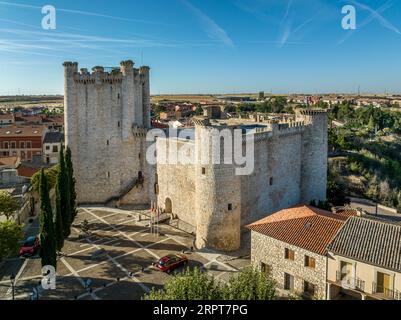 Aus der Vogelperspektive auf Torija mittelalterliche feudale Burg in der Provinz Guadalajara Spanien gebaut von den Tempelrittern. Rechteckige Struktur mit 3 runden Türmen Stockfoto
