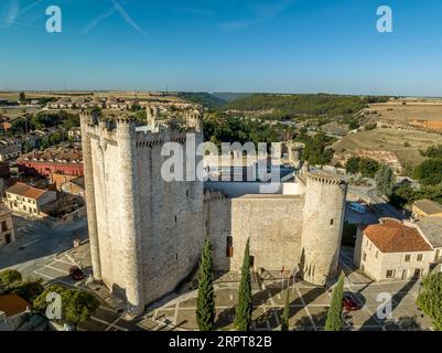 Aus der Vogelperspektive auf Torija mittelalterliche feudale Burg in der Provinz Guadalajara Spanien gebaut von den Tempelrittern. Rechteckige Struktur mit 3 runden Türmen Stockfoto