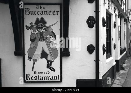 Pubs und Restaurants in dieser alten, weiß getünchten Bucht sind treffende Namen, die die Schmuggelgeschichte des Dorfes widerspiegeln Stockfoto