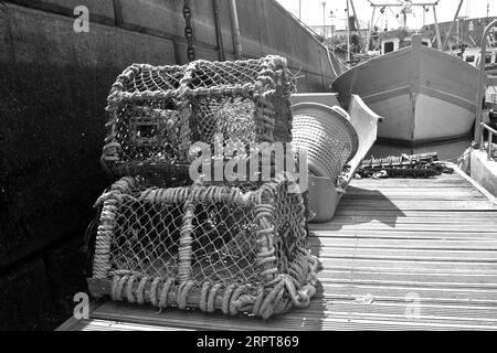 Bild von kommerziellen Fischtrawlern und Meeresfahrzeugen, die in den Kais und Häfen von Plymouth, wo die Fischereiindustrie noch immer floriert, vertäut sind Stockfoto