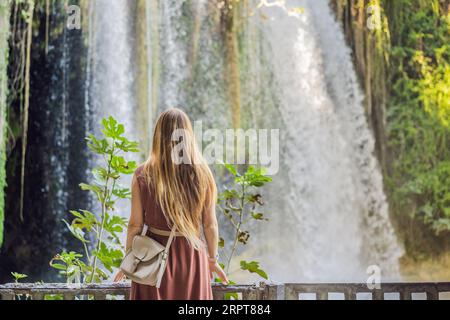 Schöne Frau mit langen Haaren auf dem Hintergrund des Duden Wasserfalls in Antalya. Berühmte Orte der Türkei. Apper Duden Falls Stockfoto