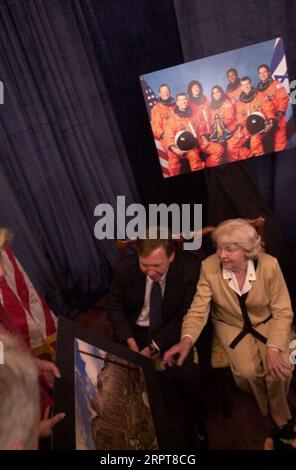 Sekretär Gale Norton mit Mitgliedern der Familie des verstorbenen Astronauten David Brown, darunter von links nach rechts Bruder Doug und Mutter Dorothy, untersucht das Bild bei der Zeremonie des Innenministeriums anlässlich der Namensgebung von Columbia Point in Colorado zu Ehren der letzten Reise des Space Shuttle Columbia Stockfoto