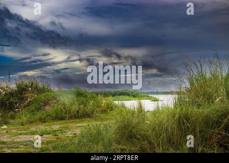 Dramatick Landschaftsfotografie mit fabelhaftem bewölktem Himmel am 11. September 2022 von Ruhitpur, Bnagladesh Stockfoto