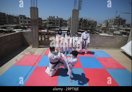 200412 -- PALÄSTINA, 12. April 2020 -- palästinensischer Karatelehrer Khaled Scheich Al-Eid L, trainiert mit einem seiner Kinder am 12. April 2020 auf ihrem Hausdach im südlichen Gazastreifen Rafah. Foto von Khaled Omar/Xinhua SPMIDEAST-GAZA-KARATE xiongsihao PUBLICATIONxNOTxINxCHN Stockfoto