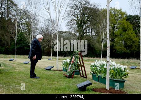 200412 -- DUBLIN, 12. April 2020 Xinhua -- der irische Präsident Michael D. Higgins nimmt an einer besonderen Gedenkfeier zum 104. Jahrestag des Osteraufstands in Dublin, Irland, am 12. April 2020 Teil. Die irische Regierung markierte am Sonntag den Osteraufstand, einen gescheiterten bewaffneten Aufstand im Jahr 1916, ohne öffentliche Versammlungen, als COVID-19-Fälle sich 10.000 im Land näherten. Das Amt des Präsidenten Irlands/Handout Via Xinhua IRELAND-DUBLIN-EASTER RISING-MEMORATION PUBLICATIONxNOTxINxCHN Stockfoto