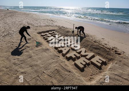 Nachrichten Themen der Woche KW15 Nachrichten Bilder des Tages 200412 -- GAZA, 12. April 2020 Xinhua -- palästinensische Künstler schnitzen Wörter BLEIBEN SIE ZU HAUSE BLEIBEN SIE SICHER mit Sand an einem Strand in Gaza City, am 12. April 2020. Palästina sagte am Sonntag, dass die Gesamtzahl der COVID-19-Fälle im Land 290 erreicht hat. Foto von Rizek Abdeljawad/Xinhua MIDEAST-GAZA STADT-COVID-19-SAND ART PUBLICATIONxNOTxINxCHN Stockfoto