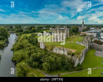 Blick aus der Vogelperspektive auf Trim Castle beliebter Drehort für mittelalterliche Filme Norman Keep mit umschließenden Mauern am Fluss Boyne im County Meath Irland Stockfoto