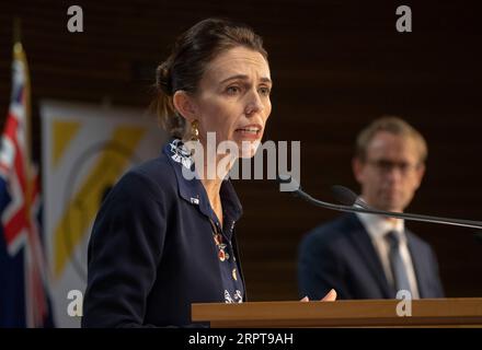 200413 -- WELLINGTON, 13. April 2020 -- Neuseelands Premierminister Jacinda Ardern spricht während einer Pressekonferenz in Wellington, Neuseeland, 13. April 2020. Eine fünfte Person ist in Neuseeland an COVID-19 gestorben, sagte das Gesundheitsministerium am Montag. Neuseeland meldete am Montag 15 neue bestätigte und vier neue wahrscheinliche COVID-19-Fälle, wodurch die Gesamtzahl der bestätigten und wahrscheinlichen Infektionen im Land auf 1.349 gestiegen ist. /NZME/Pool via Xinhua NEW ZEALAND-WELLINGTON-COVID-19-PRESSEKONFERENZ MarkxMitchell PUBLICATIONxNOTxINxCHN Stockfoto