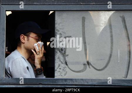 200413 -- PEKING, 13. April 2020 -- Ein Mann bedeckt seinen Mund und seine Nase, während er am 12. April 2020 in Kairo, Ägypten, Einen Bus nimmt. XINHUA FOTOS DES TAGES AhmedxGomaa PUBLICATIONxNOTxINxCHN Stockfoto