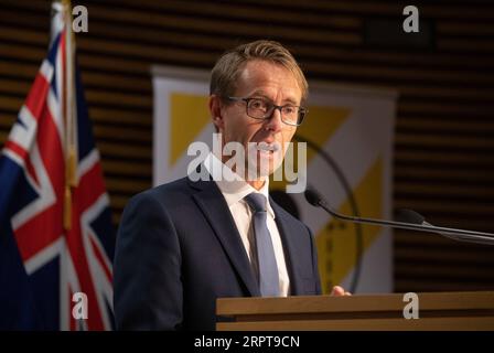 200413 -- WELLINGTON, 13. April 2020 -- New Zealand Director-General of Health Ashley Bloomfield spricht während einer Pressekonferenz in Wellington, Neuseeland, 13. April 2020. Eine fünfte Person ist in Neuseeland an COVID-19 gestorben, sagte das Gesundheitsministerium am Montag. Neuseeland meldete am Montag 15 neue bestätigte und vier neue wahrscheinliche COVID-19-Fälle, wodurch die Gesamtzahl der bestätigten und wahrscheinlichen Infektionen im Land auf 1.349 gestiegen ist. /NZME/Pool via Xinhua NEW ZEALAND-WELLINGTON-COVID-19-PRESSEKONFERENZ MarkxMitchell PUBLICATIONxNOTxINxCHN Stockfoto