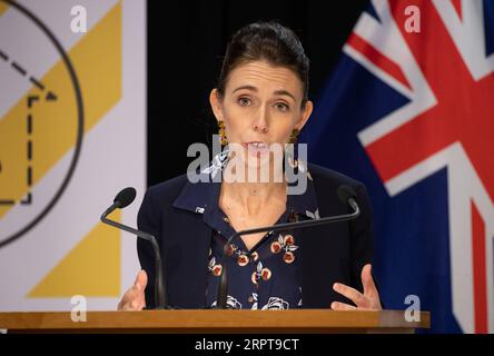 200413 -- WELLINGTON, 13. April 2020 -- Neuseelands Premierminister Jacinda Ardern spricht während einer Pressekonferenz in Wellington, Neuseeland, 13. April 2020. Eine fünfte Person ist in Neuseeland an COVID-19 gestorben, sagte das Gesundheitsministerium am Montag. Neuseeland meldete am Montag 15 neue bestätigte und vier neue wahrscheinliche COVID-19-Fälle, wodurch die Gesamtzahl der bestätigten und wahrscheinlichen Infektionen im Land auf 1.349 gestiegen ist. /NZME/Pool via Xinhua NEW ZEALAND-WELLINGTON-COVID-19-PRESSEKONFERENZ MarkxMitchell PUBLICATIONxNOTxINxCHN Stockfoto