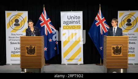 200413 -- WELLINGTON, 13. April 2020 -- die neuseeländische Premierministerin Jacinda Ardern L und die Generaldirektorin für Gesundheit Ashley Bloomfield nahmen am 13. April 2020 an einer Pressekonferenz in Wellington, Neuseeland, Teil. Eine fünfte Person ist in Neuseeland an COVID-19 gestorben, sagte das Gesundheitsministerium am Montag. Neuseeland meldete am Montag 15 neue bestätigte und vier neue wahrscheinliche COVID-19-Fälle, wodurch die Gesamtzahl der bestätigten und wahrscheinlichen Infektionen im Land auf 1.349 gestiegen ist. /NZME/Pool via Xinhua NEW ZEALAND-WELLINGTON-COVID-19-PRESSEKONFERENZ MarkxMitchell PUBLICATIONxNOTxINxCHN Stockfoto