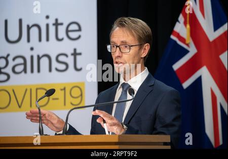 200413 -- WELLINGTON, 13. April 2020 -- New Zealand Director-General of Health Ashley Bloomfield spricht während einer Pressekonferenz in Wellington, Neuseeland, 13. April 2020. Eine fünfte Person ist in Neuseeland an COVID-19 gestorben, sagte das Gesundheitsministerium am Montag. Neuseeland meldete am Montag 15 neue bestätigte und vier neue wahrscheinliche COVID-19-Fälle, wodurch die Gesamtzahl der bestätigten und wahrscheinlichen Infektionen im Land auf 1.349 gestiegen ist. /NZME/Pool via Xinhua NEW ZEALAND-WELLINGTON-COVID-19-PRESSEKONFERENZ MarkxMitchell PUBLICATIONxNOTxINxCHN Stockfoto