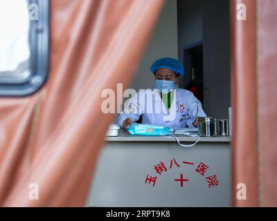 200413 -- XINING, 13. April 2020 -- Ein Arzt ist in der Ambulanz des Yushu Bayi Krankenhauses der tibetischen Autonomen Präfektur Yushu, Provinz Qinghai im Nordwesten Chinas, 28. März 2020 im Dienst. Xinhua Schlagzeilen: Zehn Jahre nach dem Beben erhebt sich Chinas Hochlandstadt aus Asche ZhangxLong PUBLICATIONxNOTxINxCHN Stockfoto