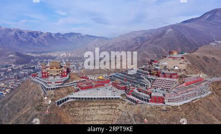 200413 -- XINING, 13. April 2020 -- Luftaufnahme, aufgenommen am 2. April 2020, zeigt den Panoramablick auf das Kloster Jyegu in der tibetischen Autonomen Präfektur Yushu in der nordwestlichen chinesischen Provinz Qinghai. Xinhua Schlagzeilen: Zehn Jahre nach dem Beben erhebt sich Chinas Hochlandstadt aus Asche WuxGang PUBLICATIONxNOTxINxCHN Stockfoto