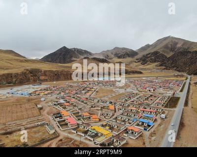200413 -- XINING, 13. April 2020 -- Luftaufnahme aufgenommen am 30. März 2020 zeigt eine Stadt, die nach dem Erdbeben in der tibetischen Autonomen Präfektur Yushu in der nordwestlichen chinesischen Provinz Qinghai wiederaufgebaut wurde. Xinhua Schlagzeilen: Zehn Jahre nach dem Beben erhebt sich Chinas Hochlandstadt aus Asche ZhangxLong PUBLICATIONxNOTxINxCHN Stockfoto