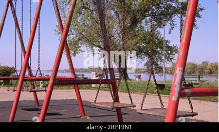 200413 -- BELGRAD, 13. April 2020 -- ein leerer Spielplatz wird am 12. April 2020 in der Innenstadt von Belgrad, Serbien gesehen. Aufgrund des COVID-19-Ausbruchs wurde am Wochenende in Belgrad eine Ausgangssperre eingerichtet. Foto: /Xinhua SERBIA-BELGRAD-COVID19-CURFEW NemanjaxCabric PUBLICATIONxNOTxINxCHN Stockfoto