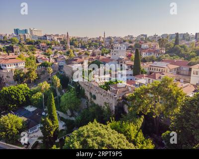 Blick auf das alte Antalya von einer Drohne oder aus der Vogelperspektive. Das ist die Gegend der Altstadt und des alten Hafens Stockfoto