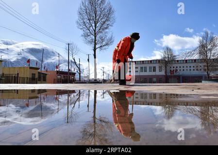 200413 -- XINING, 13. April 2020 -- Ein Sanitärarbeiter reinigt einen Platz in einem Dorf der Stadt Yushu in der tibetischen Autonomen Präfektur Yushu, Provinz Qinghai im Nordwesten Chinas, 6. April 2020. Xinhua Schlagzeilen: Zehn Jahre nach dem Beben erhebt sich Chinas Hochlandstadt aus Asche WuxGang PUBLICATIONxNOTxINxCHN Stockfoto