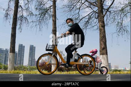 200413 -- WUHAN, 13. April 2020 -- Menschen fahren auf der Straße des Donghu Greenway in Wuhan, zentralchinesische Provinz Hubei, 13. April 2020. Als die Coronavirus-Epidemie abnimmt, kommen immer mehr Menschen nach Donghu Greenway, um den Frühling zu genießen. CHINA-HUBEI-WUHAN-GREENWAY CN ChengxMin PUBLICATIONxNOTxINxCHN Stockfoto